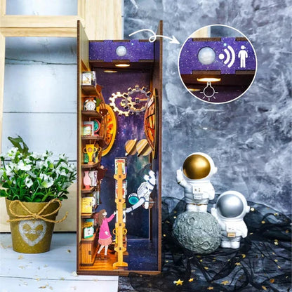 TQ110 Interstellar DIY Book Nook Kit Astronauts In Space Station Galaxy Miniature Scenery Diorama